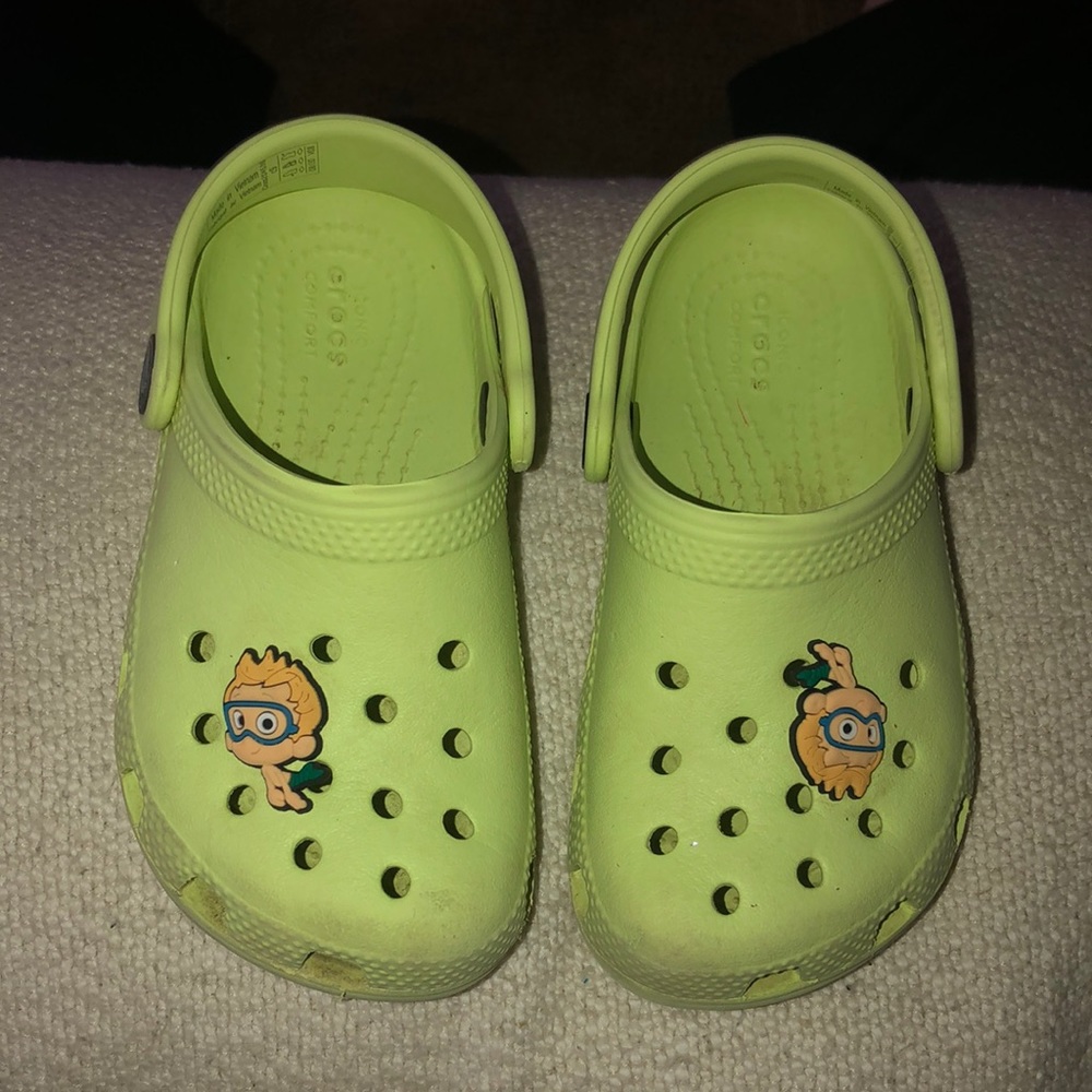 Kids crocs. Green size 9.
